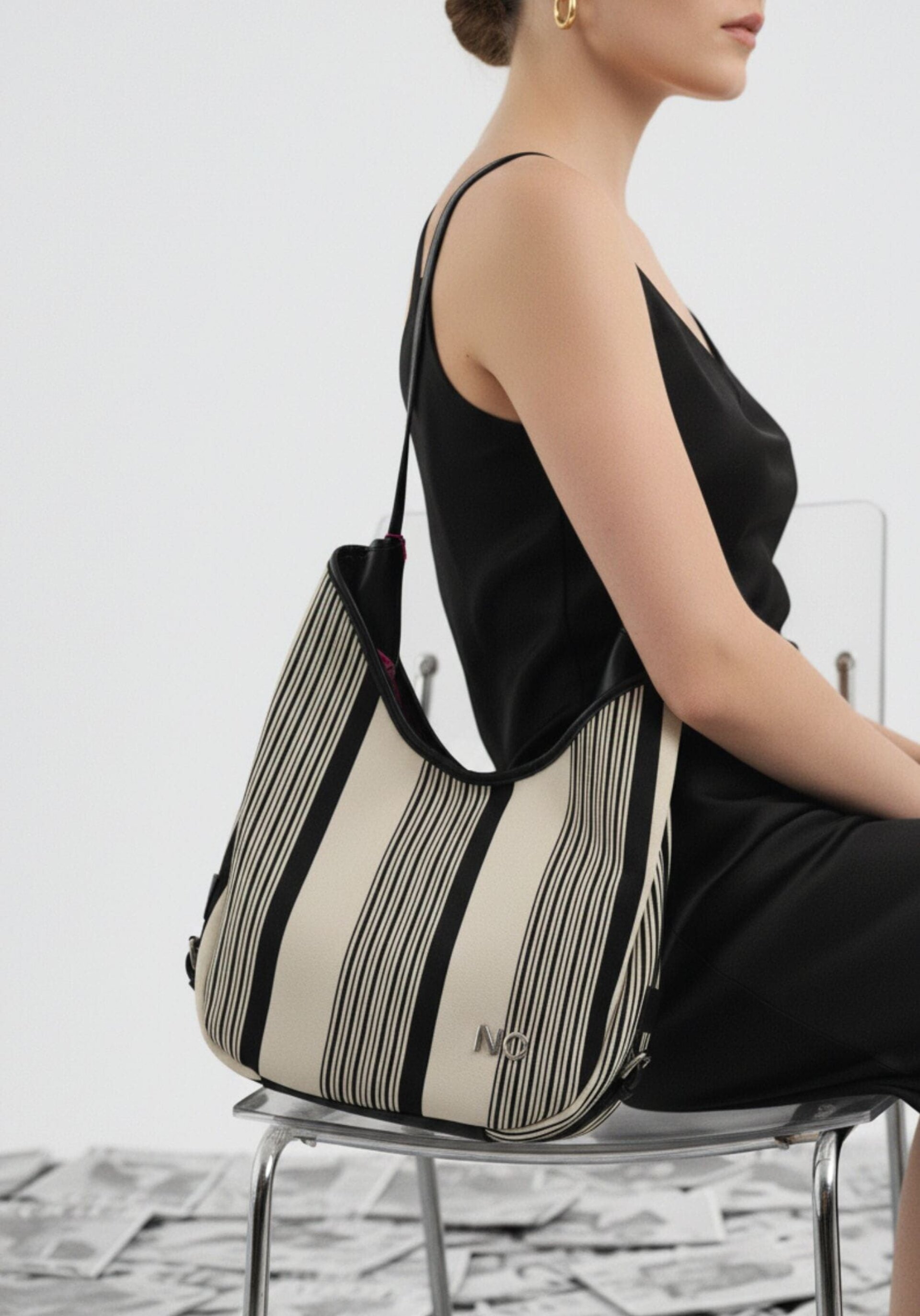 Bolso maxi hobo tejido líneas B&W - 4